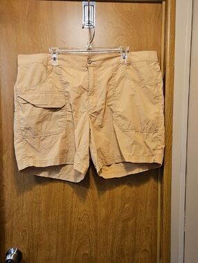 Columbia Men's Or Woman's Beige Cargo Shorts with Side Pocket